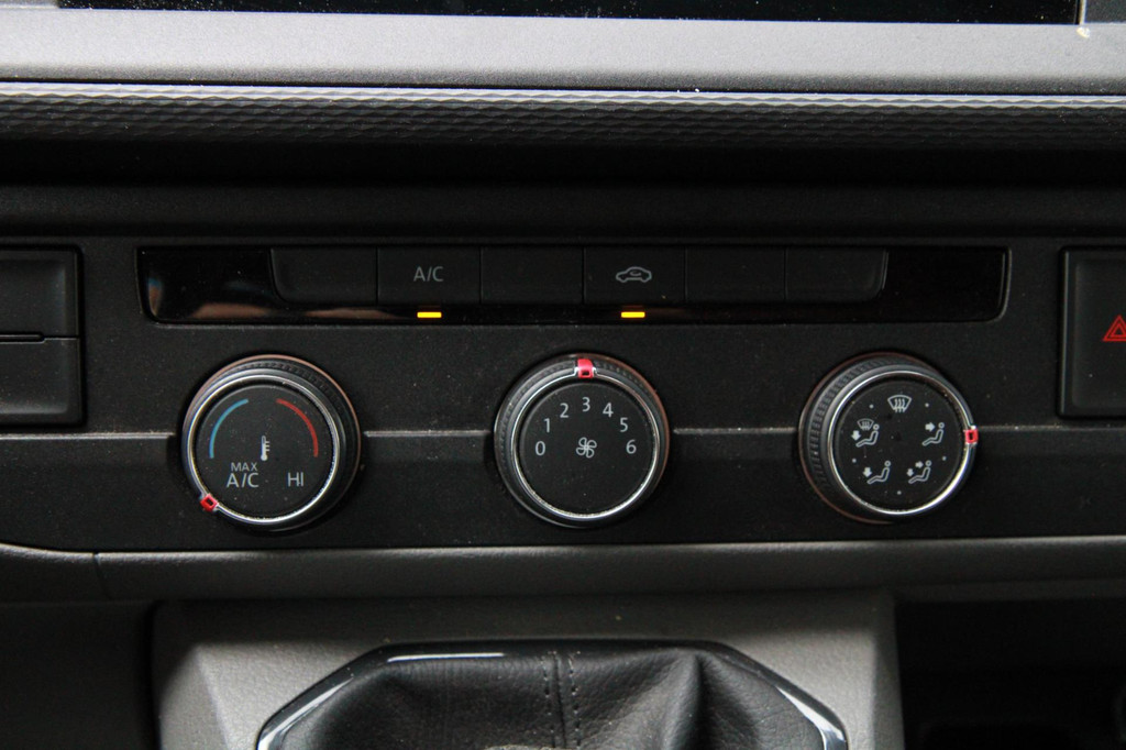 Volkswagen Transporter 2.0 TDI L2H1 150PK / App connect / Navi / Trekhaak / Cruise 21