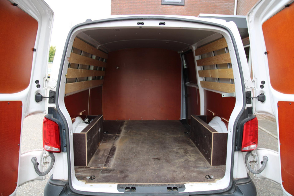 Volkswagen Transporter 2.0 TDI L2H1 150PK / App connect / Navi / Trekhaak / Cruise 7