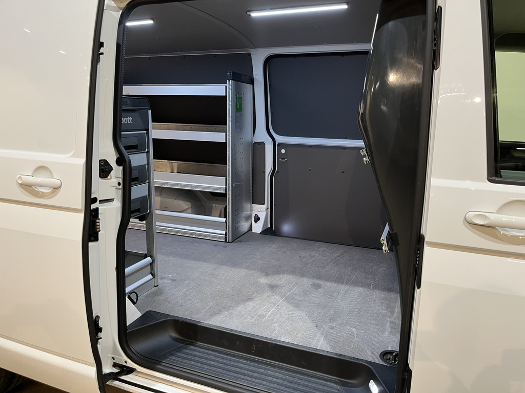 Volkswagen Transporter 2.0 TDI L2H1 150 PK Automaat Servicebus / Bott Inrichting / Euro 6 / 2X Schuifdeur / Airco / Cruise Control / Camera / CarPlay / Klep / 56.200 KM !! 21