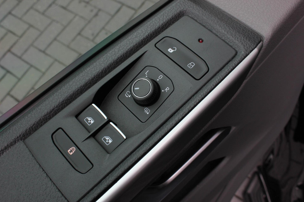 Volkswagen Transporter 2.0 TDI L2H1 199PK BULLI DC 4MOTION DUBBEL CABINE / KUIPSTOELEN / FULL OPTINS / LEDERENBEKLEDING/FULL BLACK 19