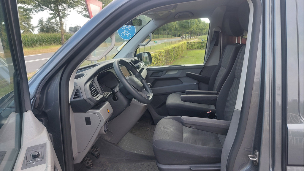 Volkswagen Transporter 2.0 TDI L2H1 28 AIRCO/NAVI BJ 2021 10