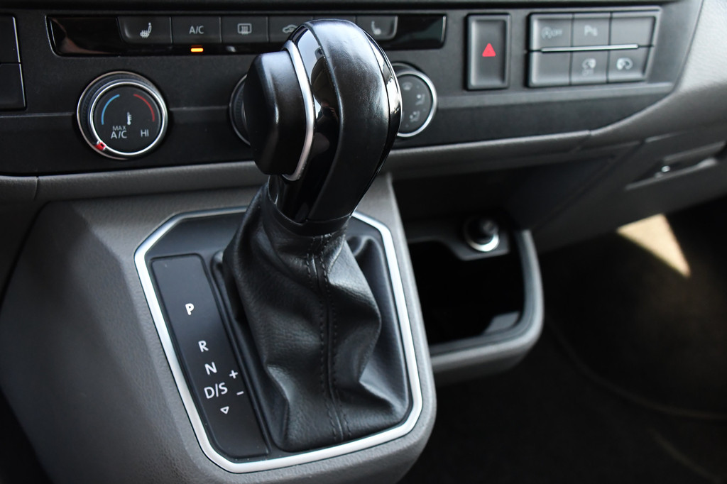 Volkswagen Transporter 2.0 TDI L2H1 30 DC Bulli Virtual, Adaptieve Cruise, 199PK, LED, Electrische deur, Stoelverwarming, Trekhaak, Uniek! 19