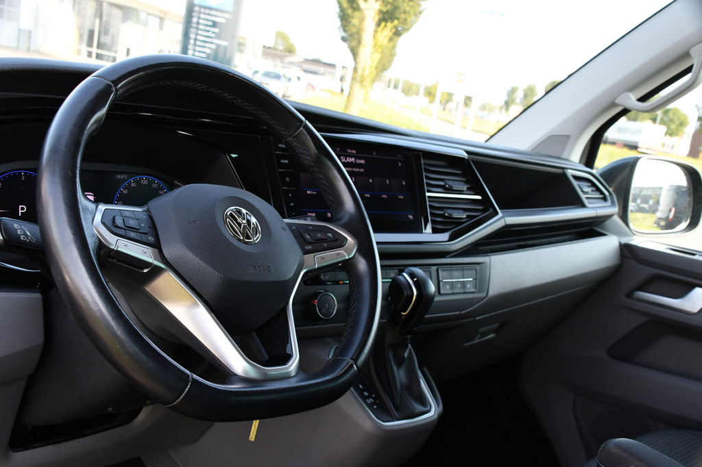 Volkswagen Transporter 2.0 TDI L2H1 30 DC Bulli Virtual, Carplay, Camera, LED, 150pk, 2 x Schuifdeur, Automaat, Trekhaak, Uniek! 14
