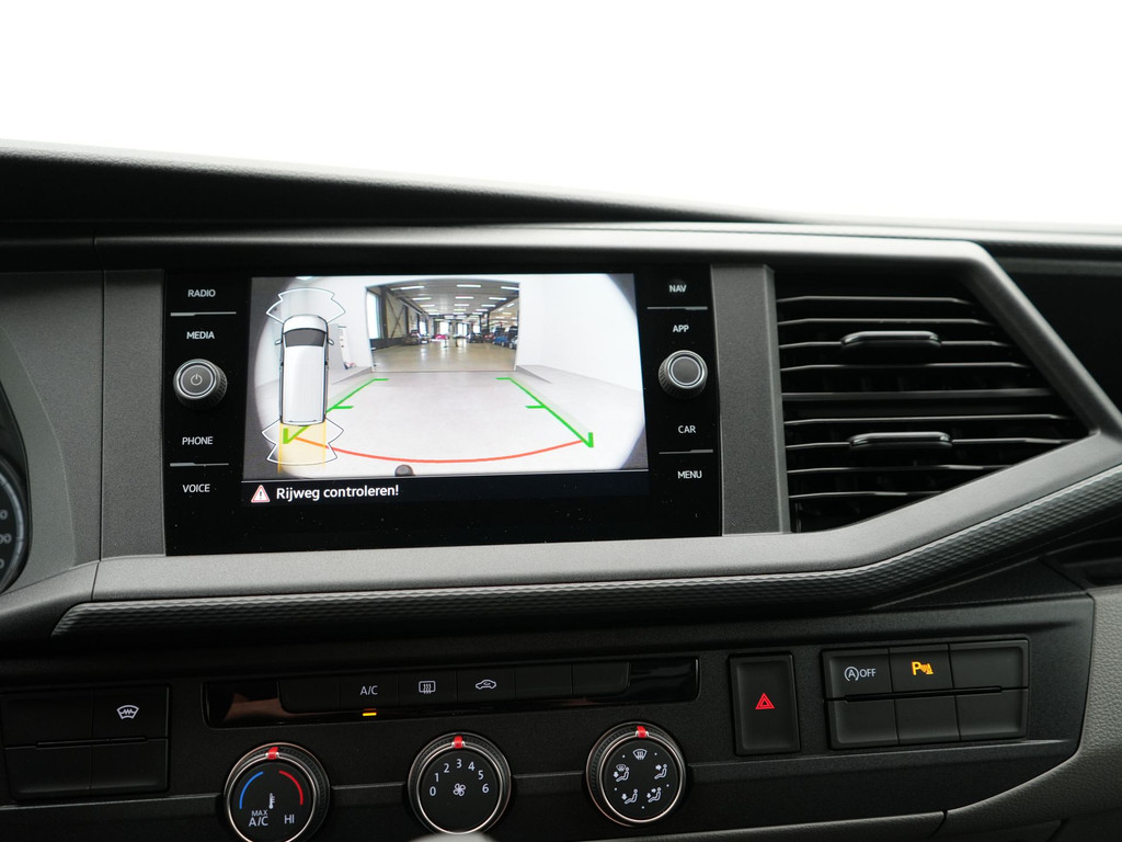 Volkswagen Transporter 2.0 TDI L2H1 30 Highline 204 pk showroom model 2 schuifdeuren BPM vrij 12