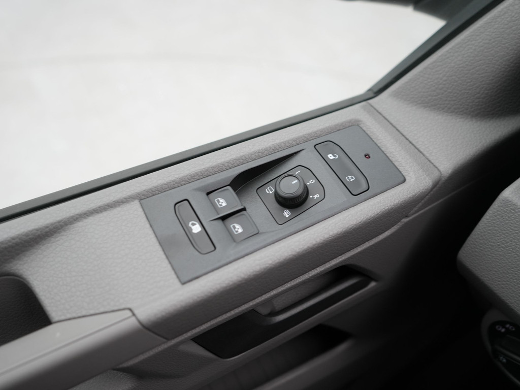 Volkswagen Transporter 2.0 TDI L2H1 30 Highline 204 pk showroom model 2 schuifdeuren BPM vrij 14