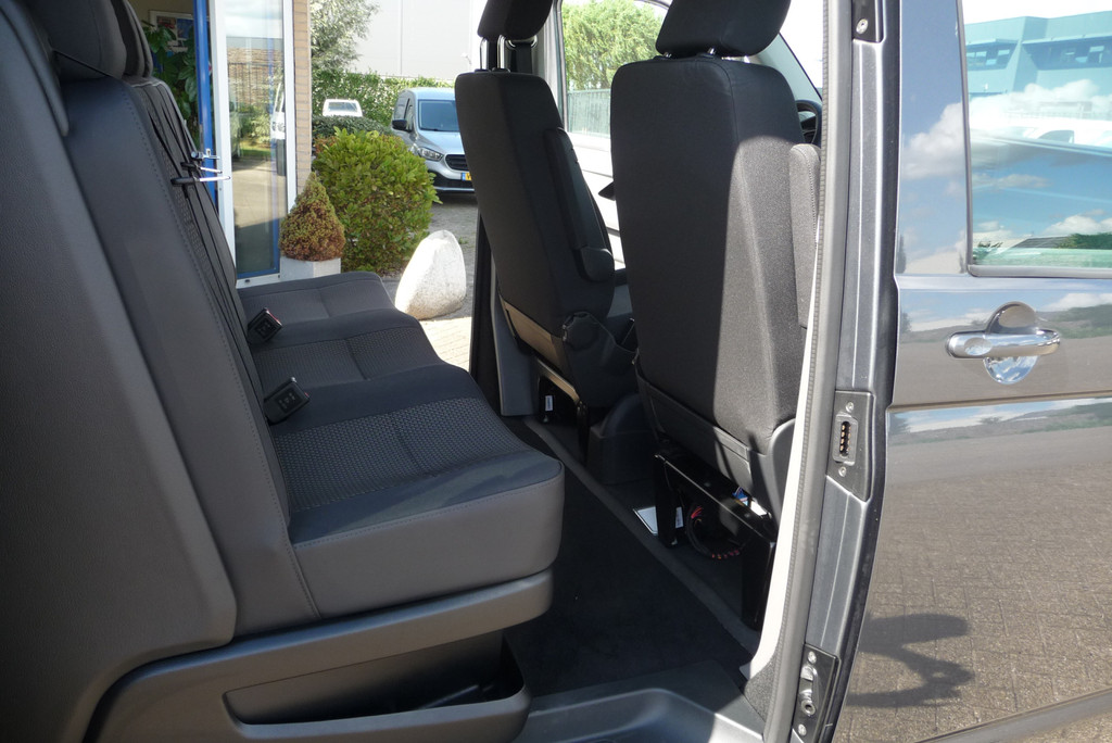 Volkswagen Transporter 2.0 TDI L2H1 30 Highline DC 5 zits Aut 204 pk 2 zijschuifdeur, trekhaak, BPM vrij 16