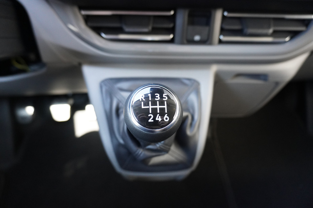 Volkswagen Transporter 2.0 TDI L2H1 30 Style 150 pk, Navigatie, Climatronic, PDV V + A, Achteruitrijcamera 13