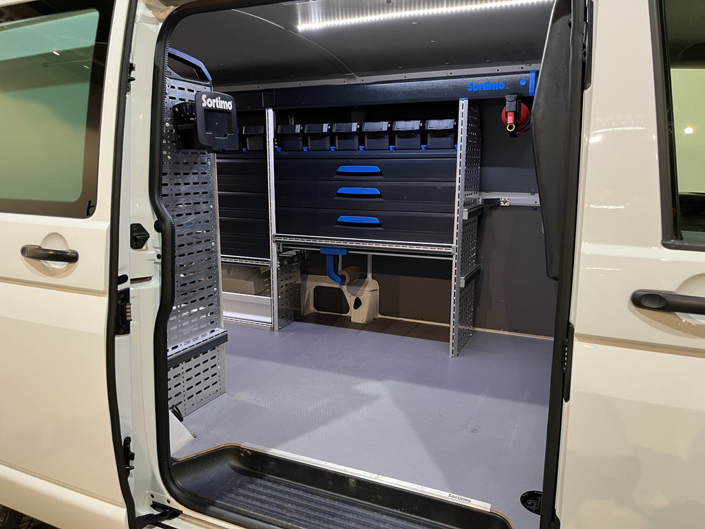 Volkswagen Transporter 2.0 TDI L2H1 4Motion 150 PK Automaat / Euro 6 / Servicebus / Sortimo Inrichting / Airco / Cruise Control / Camera / Trekhaak / CarPlay / Navigatie / Klep 21