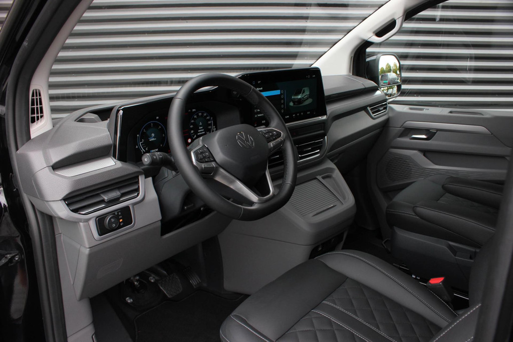 Volkswagen Transporter 2.0 TDI L2H1 BULLI 150PK DSG FULL BLACK / DRIVER ASSISTANCE / 2-ZITS / MY2024 / CAMERA / ADAP.CRUISE / FUL 17