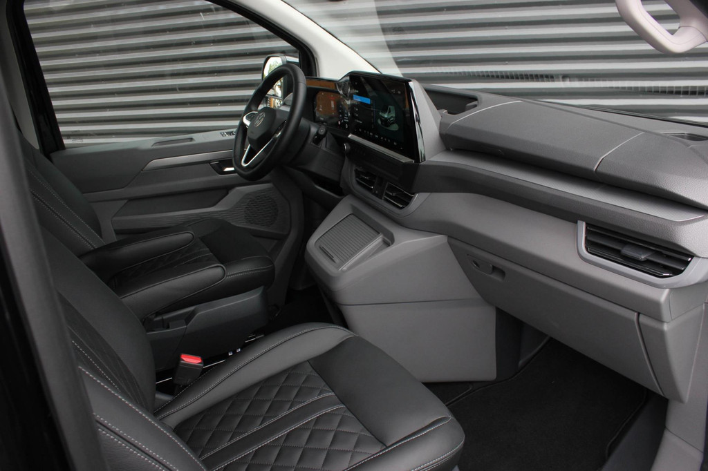 Volkswagen Transporter 2.0 TDI L2H1 BULLI 150PK DSG FULL BLACK / DRIVER ASSISTANCE / 2-ZITS / MY2024 / CAMERA / ADAP.CRUISE / FUL 20