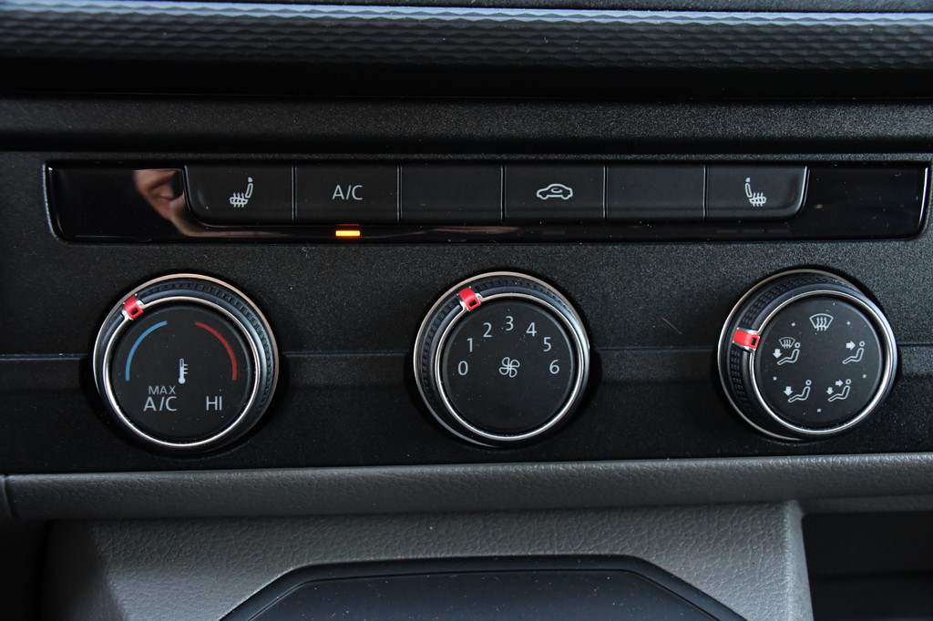 Volkswagen Transporter 2.0 TDI L2H1 Bulli Edition Adaptieve Cruise, Camera, Carplay, LED, Stoelverwarming, Trekhaak, Multimedia, 150pk, Automaat, Standkachel, Uniek! 19