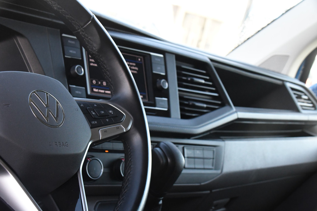 Volkswagen Transporter 2.0 TDI L2H1 Bulli Edition Adaptieve Cruise, Camera, Carplay, LED, Stoelverwarming, Trekhaak, Multimedia, 150pk, Automaat, Standkachel, Uniek! 21