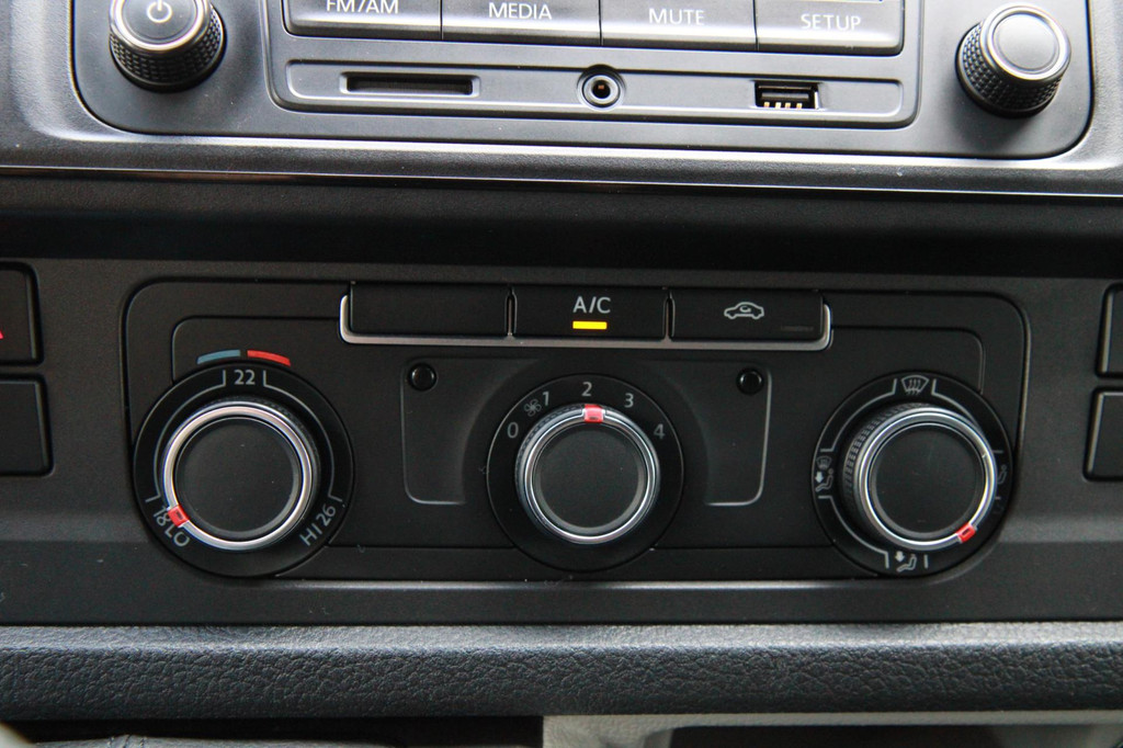 Volkswagen Transporter 2.0 TDI L2H1 Comfortline / Trekhaak / Imperiaal / Cruise / 3 zits 21