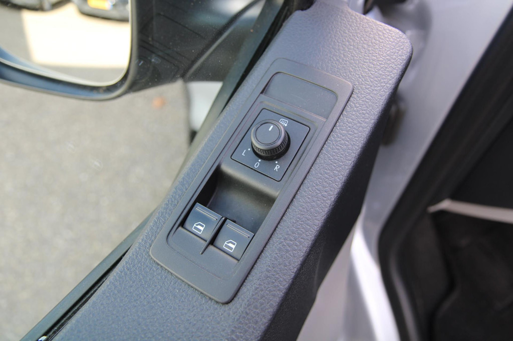 Volkswagen Transporter 2.0 TDI L2H1 Cruise / Voorruitverwarming / Airco / 3 zits 13