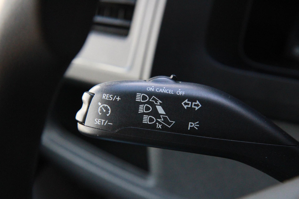 Volkswagen Transporter 2.0 TDI L2H1 Cruise / Voorruitverwarming / Airco / 3 zits 16