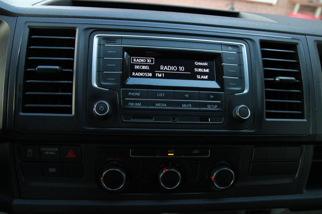 Volkswagen Transporter 2.0 TDI L2H1 Cruise / Voorruitverwarming / Airco / 3 zits 17