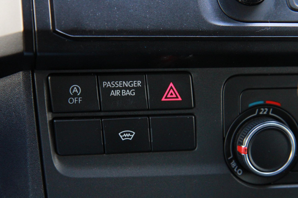 Volkswagen Transporter 2.0 TDI L2H1 Cruise / Voorruitverwarming / Airco / 3 zits 18