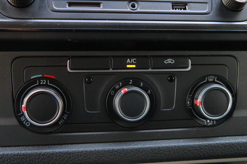 Volkswagen Transporter 2.0 TDI L2H1 Cruise / Voorruitverwarming / Airco / 3 zits 19