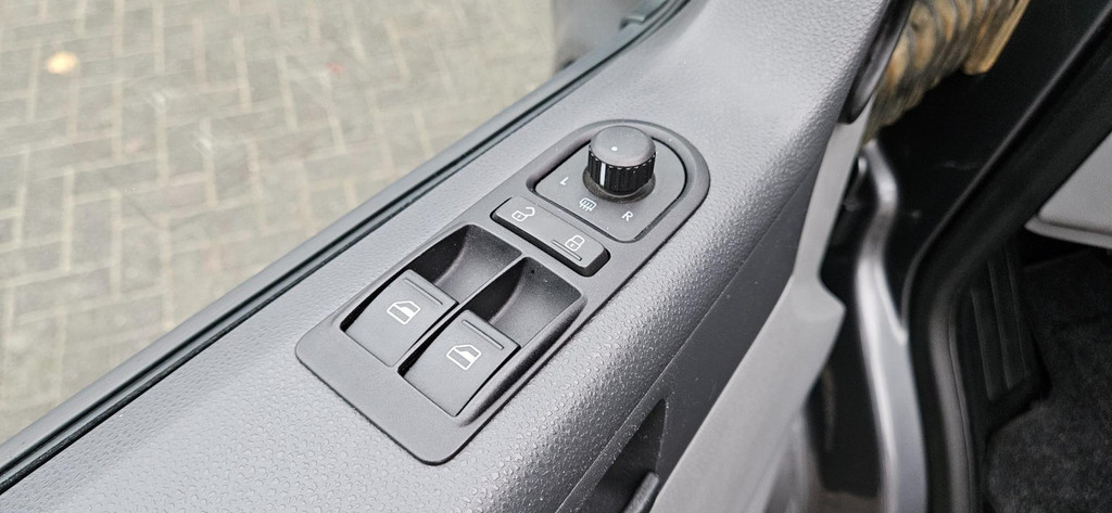 Volkswagen Transporter 2.0 TDI L2H1 DC Comfortline Dubbele Cabine! Mooie/Nette Bus! 140PK! 6-Zitplaatsen! 16