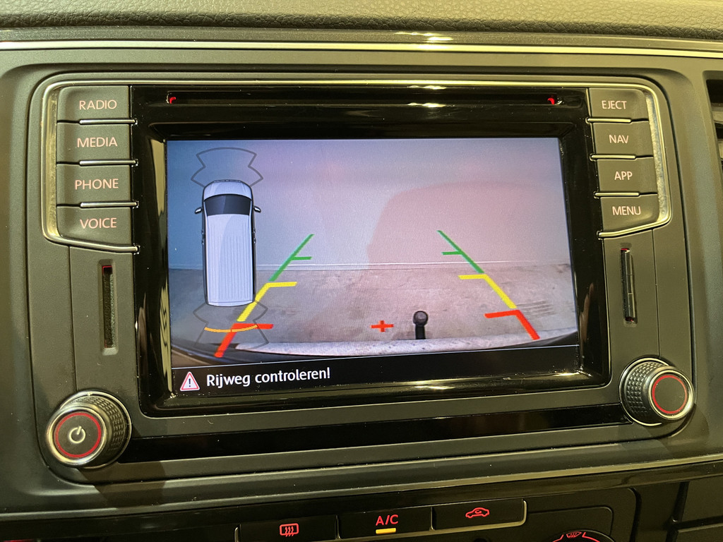 Volkswagen Transporter 2.0 TDI L2H1 DC Dubbel Cabine 204 PK Automaat / Schuifdeur L + R / Airco / Cruise Control / CarPlay / Trekhaak / Camera / Leder / Navigatie 12