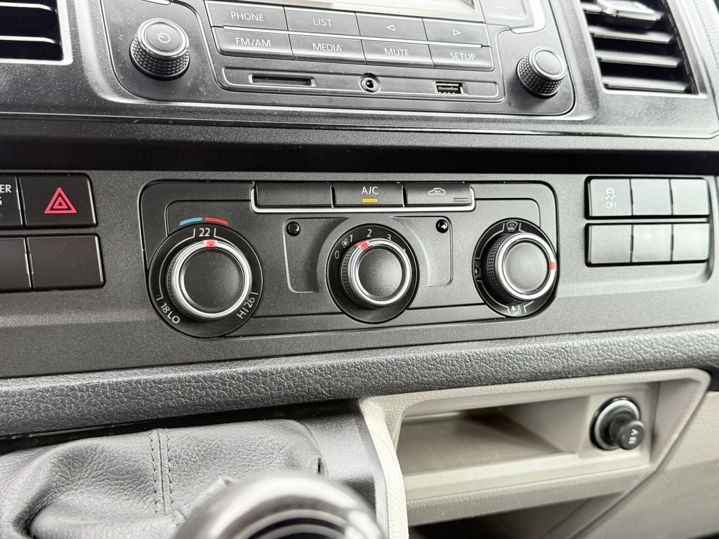 Volkswagen Transporter 2.0 TDI / L2H1 / DUBBELE CABINE / 1e EIG. / TREKHAAK / AIRCO / CRUISE / SIDEBARS 13