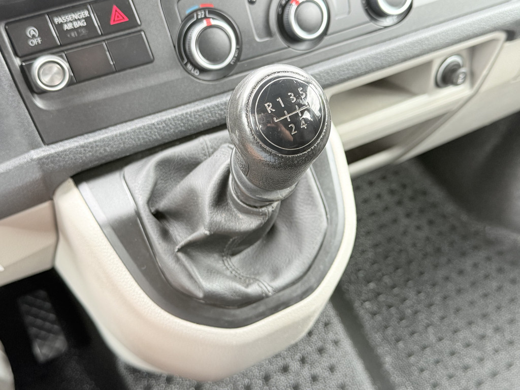 Volkswagen Transporter 2.0 TDI / L2H1 / DUBBELE CABINE / 1e EIG. / TREKHAAK / AIRCO / CRUISE / SIDEBARS 14