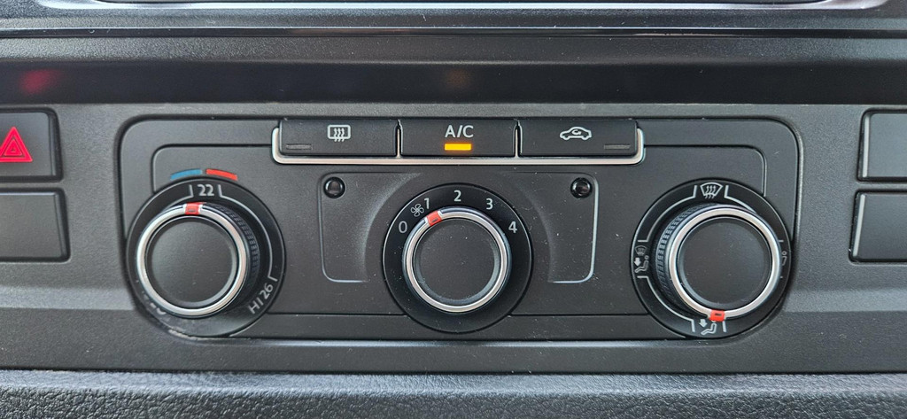 Volkswagen Transporter 2.0 TDI L2H1 Economy Trekhaak! Airco! NAP! Lang! Leuke Bus! 17