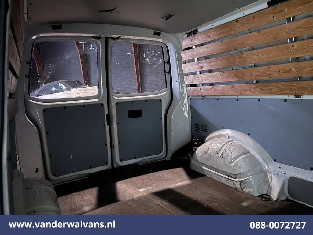 Volkswagen Transporter 2.0 TDI L2H1 Euro6 Airco | Navigatie | Apple Carplay | Android Auto | Cruisecontrol Trekhaak, Sidebars, LM velgen, Bijrijdersbank 12