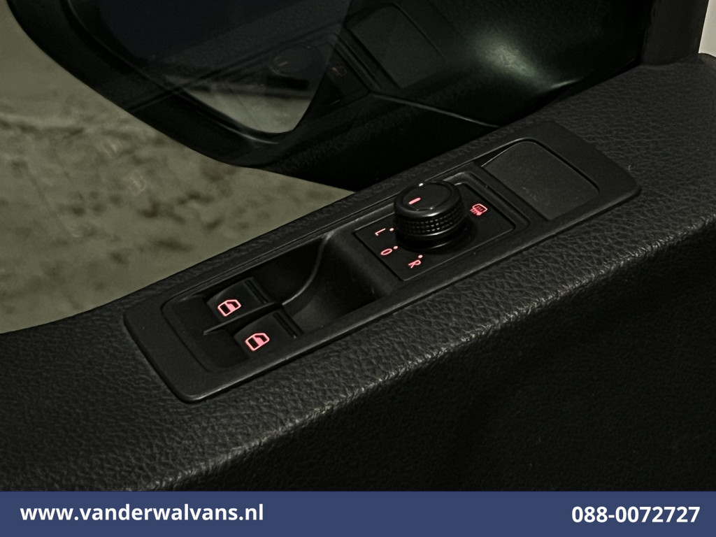 Volkswagen Transporter 2.0 TDI L2H1 Euro6 Airco | Navigatie | Apple Carplay | Android Auto | Cruisecontrol Trekhaak, Sidebars, LM velgen, Bijrijdersbank 17