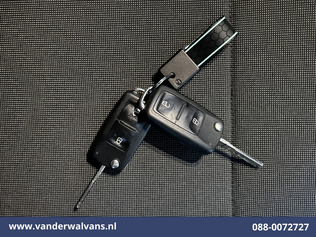 Volkswagen Transporter 2.0 TDI L2H1 Euro6 Airco | Navigatie | Apple Carplay | Android Auto | Cruisecontrol Trekhaak, Sidebars, LM velgen, Bijrijdersbank 18