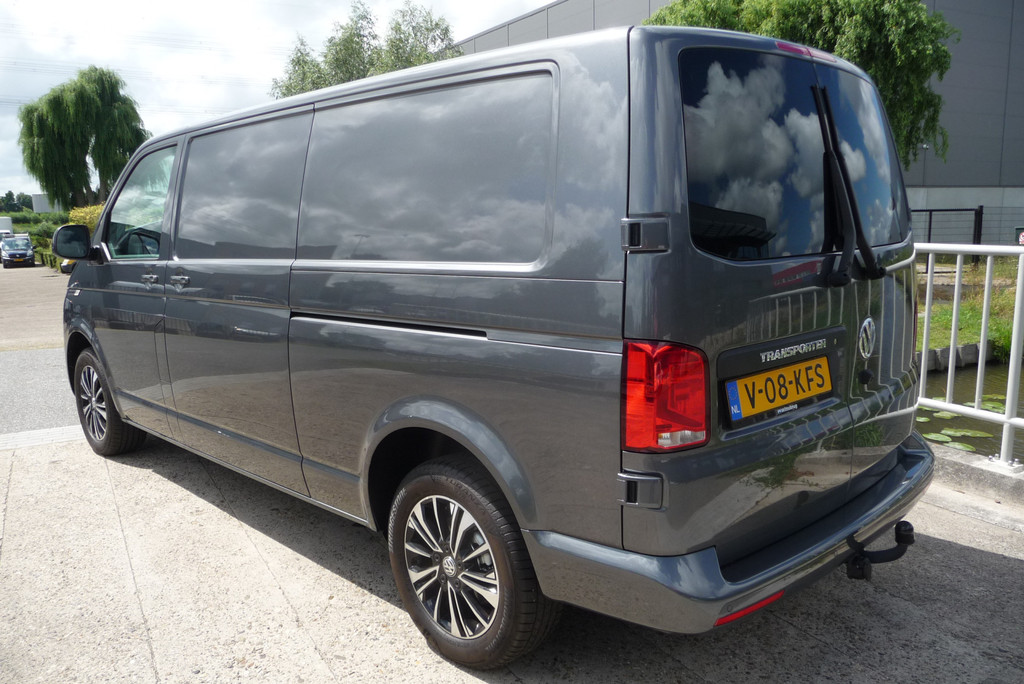 Volkswagen Transporter 2.0 TDI L2H1 Highline Autm. 204pk 2 schuifdeuren , achterdeuren BPM vrij 19