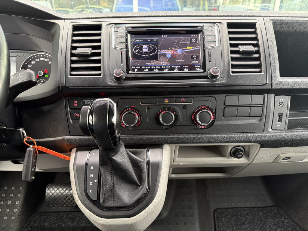 Volkswagen Transporter 2.0 TDI L2H1 Highline | NL-auto | 1e Eig | Parelmoer wit | LED | Navi | Trekhaak | PDC 18