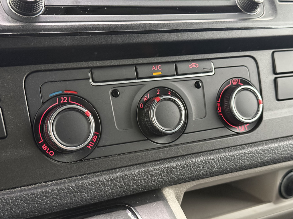 Volkswagen Transporter 2.0 TDI L2H1 Highline | NL-auto | 1e Eig | Parelmoer wit | LED | Navi | Trekhaak | PDC 20