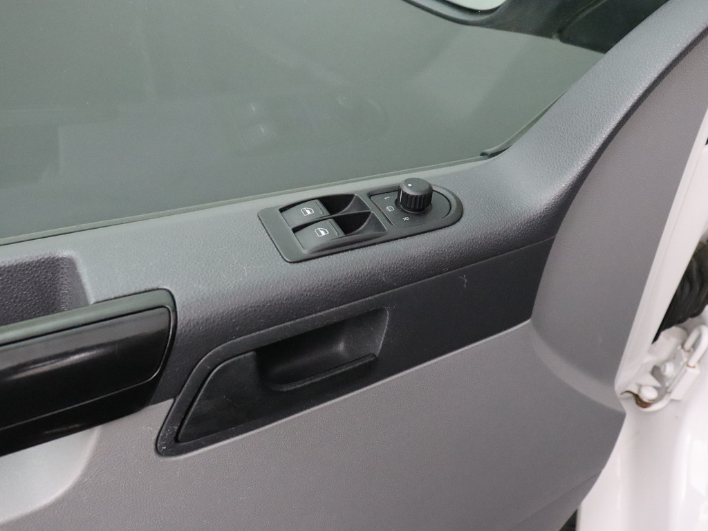 Volkswagen Transporter 2.0TDI Lang Achterdeuren | Airco | 3-Persoons | Betimmering | Trekhaak 8