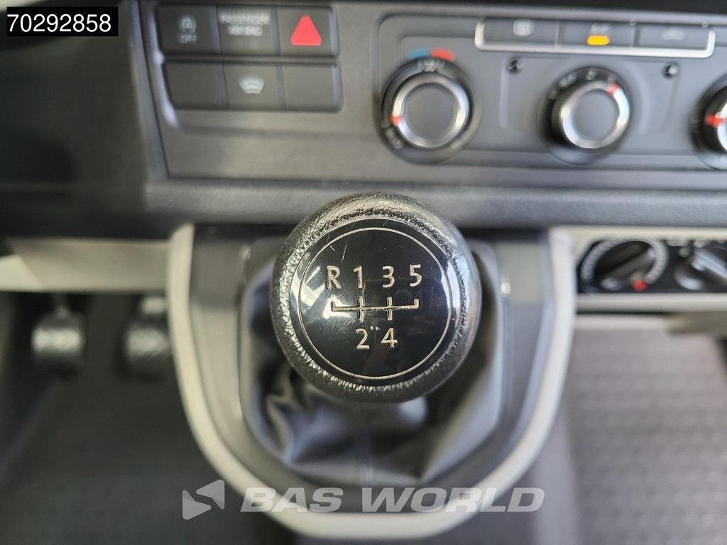 Volkswagen Transporter Incl. BPM & BTW Personenvervoer L2H1 Trekhaak Navi Airco Cruise Camera Parkeersensoren Kombi TV Taxi Euro6 Airco Trekhaak Cruise control 19