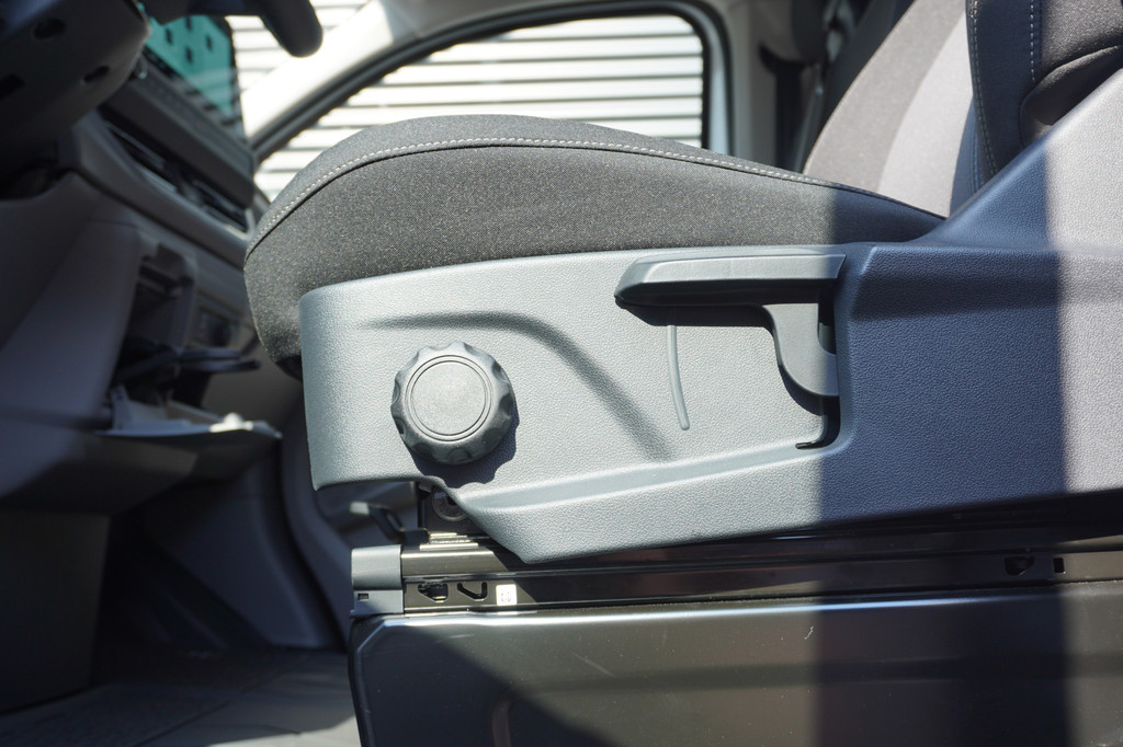 Volkswagen Transporter e-Transporter Life 218 pk, Achterdeuren zonder ruit, Trekhaak, Climatronic, Bijrijdersbank 12