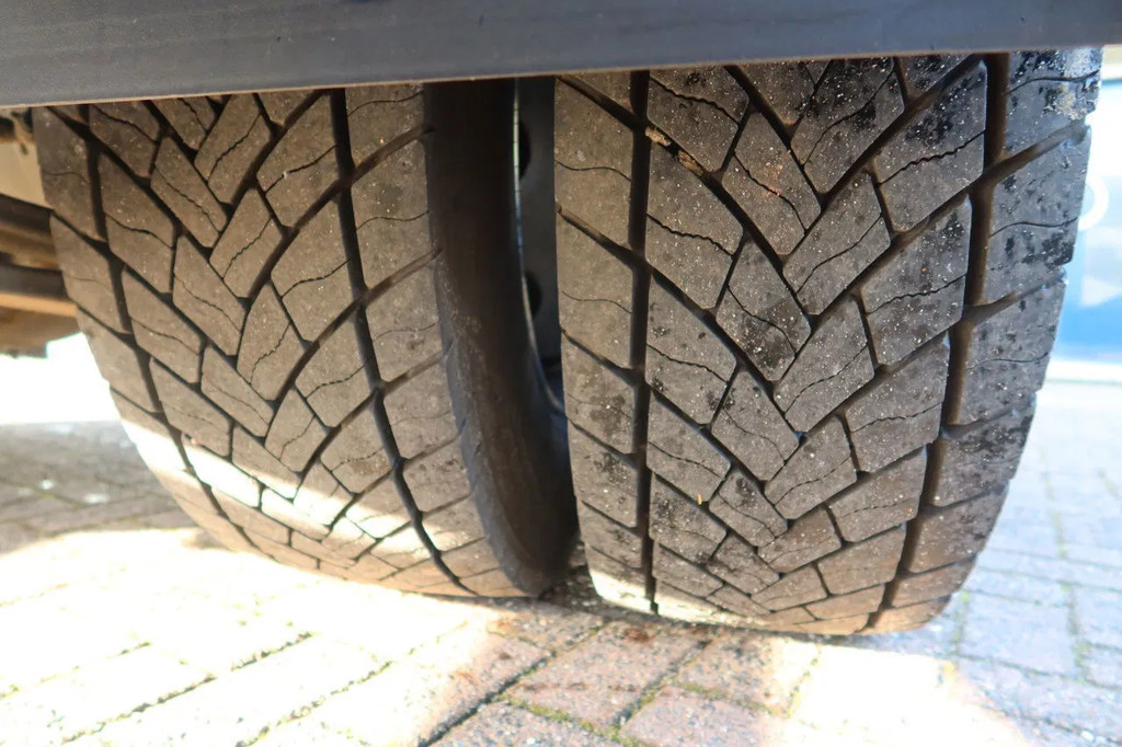 Volvo FE 250 Bakwagen + Dhollandia klep 2500 KG. 49.000 KM!! 12