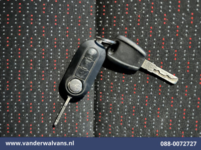 Citroën Jumper 2.2 BlueHDi 120pk L1H1 Euro6 Airco | 2500kg Trekhaak | Imperiaal Bijrijdersbank foto 16