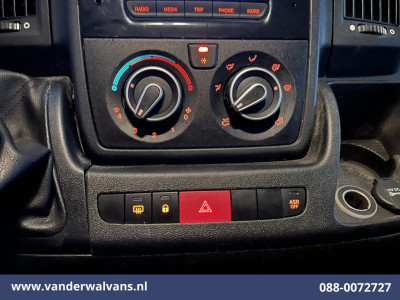 Citroën Jumper 2.2 BlueHDi 120pk L1H1 Euro6 Airco | 2500kg Trekhaak | Imperiaal Bijrijdersbank foto 3