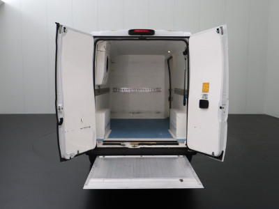 Fiat Ducato 2.3 MultiJet 150PK L3H2 Koelauto | Laadklep | Navigatie | Camera | 3-Persoons | Airco | Cruise foto 4