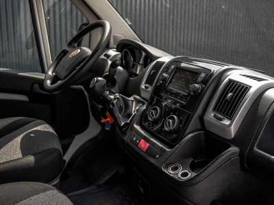 Fiat Ducato 2,3 140PK | Bakwagen met laadklep | 3-Zits | LED | Cruise | Airco foto 2