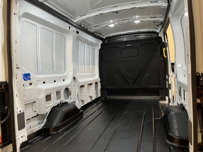 Ford E-Transit 390 (3500 kg) L2H2 Trend 68 kWh / 100% Elektrisch !! / Airco / Cruise Control / CarPlay / 360 Camera / Navigatie / 3-Zits / 622 KM !! foto 18