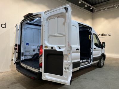 Ford E-Transit 390 (3500 kg) L2H2 Trend 68 kWh / 100% Elektrisch !! / Airco / Cruise Control / CarPlay / 360 Camera / Navigatie / 3-Zits / 622 KM !! foto 2