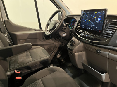 Ford E-Transit 390 (3500 kg) L2H2 Trend 68 kWh / 100% Elektrisch !! / Airco / Cruise Control / CarPlay / 360 Camera / Navigatie / 3-Zits / 622 KM !! foto 3