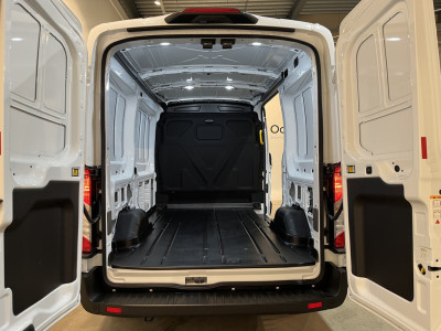 Ford E-Transit 390 (3500 kg) L2H2 Trend 68 kWh / 100% Elektrisch !! / Airco / Cruise Control / CarPlay / 360 Camera / Navigatie / 3-Zits / 622 KM !! foto 4