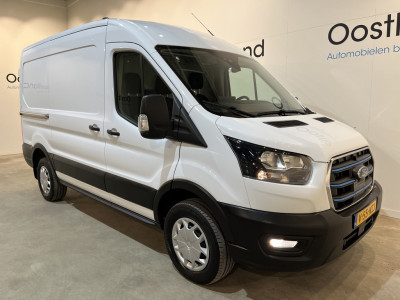 Ford E-Transit 390 (3500 kg) L2H2 Trend 68 kWh / 100% Elektrisch !! / Airco / Cruise Control / CarPlay / Camera / Navigatie / 3-Zits / 12.700 KM !! 18