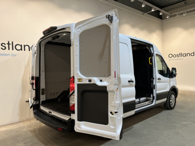 Ford E-Transit 390 (3500 kg) L2H2 Trend 68 kWh / 100% Elektrisch !! / Airco / Cruise Control / CarPlay / Camera / Navigatie / 3-Zits / 12.700 KM !! 2