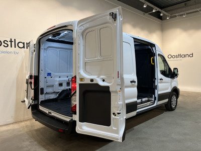 Ford E-Transit 390 (3500 kg) L2H2 Trend 68 kWh / 100% Elektrisch !! / Airco / Cruise Control / CarPlay / PDC / Navigatie / 3-Zits / 1.135 KM !! foto 2