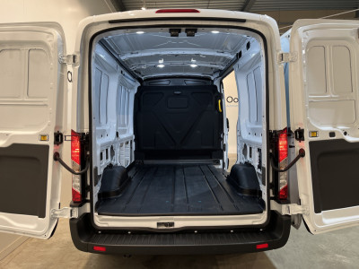 Ford E-Transit 390 (3500 kg) L2H2 Trend 68 kWh / 100% Elektrisch !! / Airco / Cruise Control / CarPlay / PDC / Navigatie / 3-Zits / 1.135 KM !! foto 21