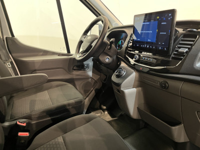 Ford E-Transit 390 (3500 kg) L2H2 Trend 68 kWh / 100% Elektrisch !! / Airco / Cruise Control / CarPlay / PDC / Navigatie / 3-Zits / 1.135 KM !! foto 3